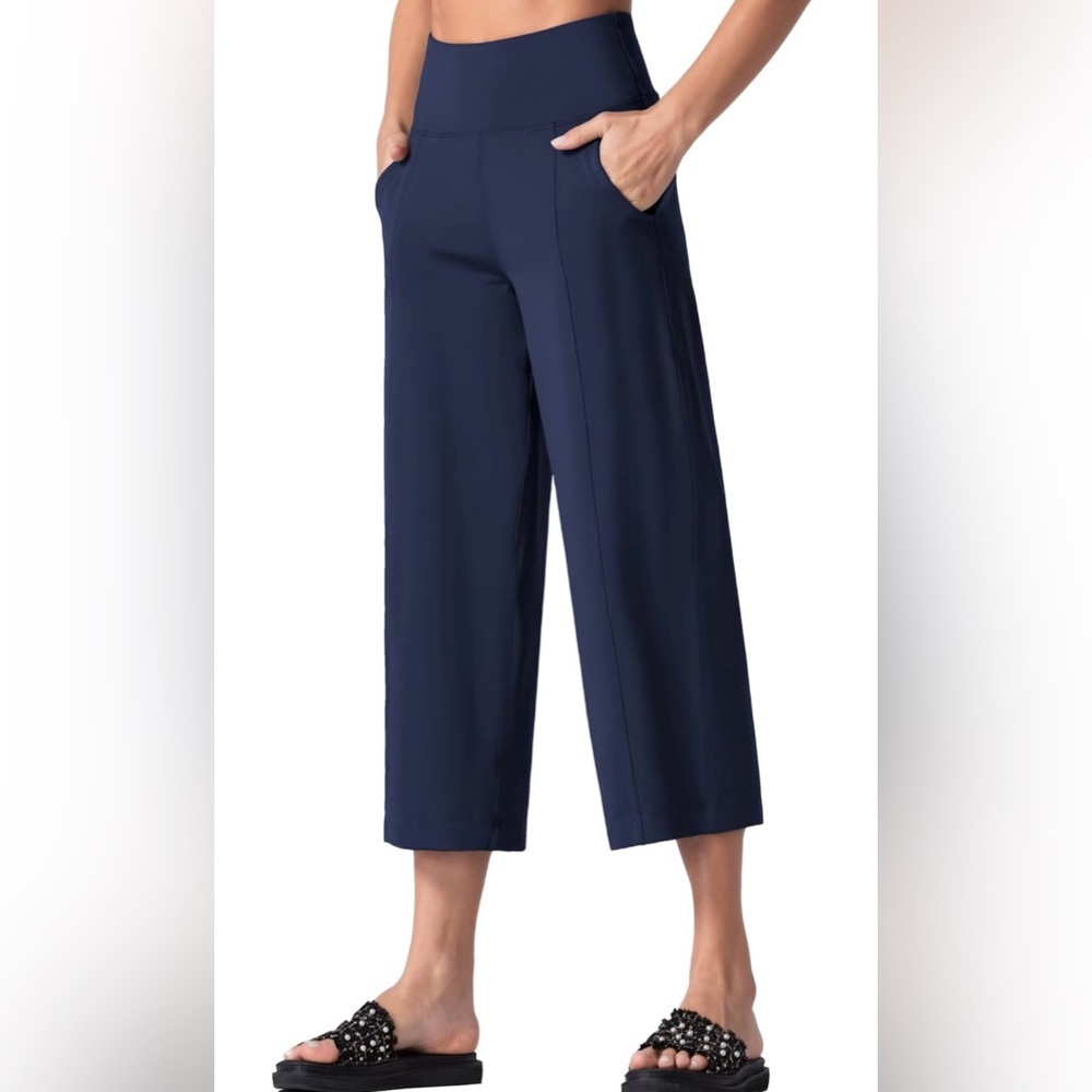 The Gym People. Wide Leg Flare Crop. Navy. Size Medium.